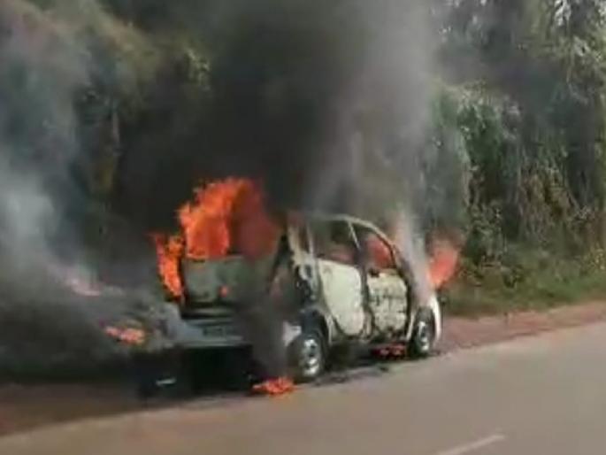 A four-wheeler passing on the Verna highway caught fire driver escaped in time |  द बर्निंग कार! वेर्णा महामार्गावरून जाणाऱ्या चारचाकी कारने घेतला पेट; सुदैवाने चालक बचावला A four-wheeler passing on the Verna highway caught fire driver escaped in time |  द बर्निंग कार! वेर्णा महामार्गावरून जाणाऱ्या चारचाकी कारने घेतला पेट; सुदैवाने चालक बचावला