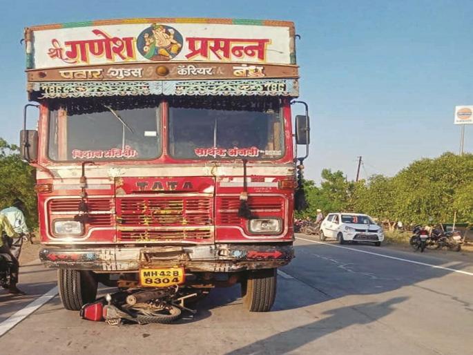 A speeding truck collided with a two-wheeler a man killed, incident in Buldhana | भरधाव ट्रकची दुचाकीस धडक; युवक ठार, बुलढाण्यातील घटना A speeding truck collided with a two-wheeler a man killed, incident in Buldhana | भरधाव ट्रकची दुचाकीस धडक; युवक ठार, बुलढाण्यातील घटना
