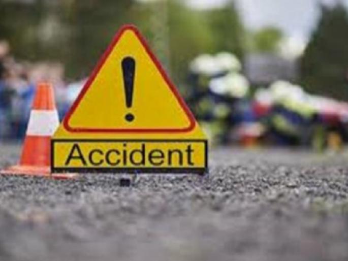In Amboli Ghat, a young man fell into a deep ravine, an accident after hitting a cliff | आंबोली घाटात तरूण खोल दरीत कोसळला, कठड्याला आदळून अपघात