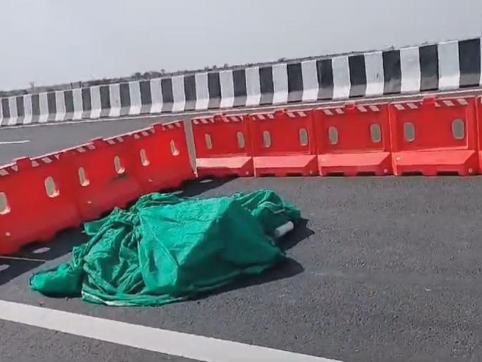 Amravati: Fatal pothole fell on Samriddhi highways..Question mark on quality of work? | Amravati: समृद्धी महामार्गांवर पडला जीवघेणा खड्डा..कामाच्या दर्जावर प्रश्नचिन्ह? Amravati: Fatal pothole fell on Samriddhi highways..Question mark on quality of work? | Amravati: समृद्धी महामार्गांवर पडला जीवघेणा खड्डा..कामाच्या दर्जावर प्रश्नचिन्ह?