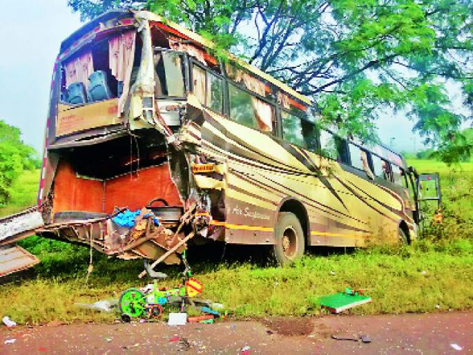 Three killed, accidents near Boraj: bus collided with truck, seven injured | द्रुतगतीवर तीन ठार, बोरजजवळील घटना: बसला ट्रकची धडक, सात जखमी Three killed, accidents near Boraj: bus collided with truck, seven injured | द्रुतगतीवर तीन ठार, बोरजजवळील घटना: बसला ट्रकची धडक, सात जखमी