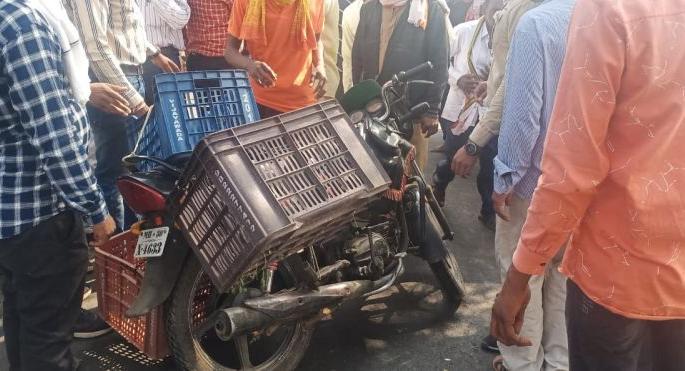 Two-wheeler collision with cargo vehicle; The youth was seriously injured | मालवाहू वाहनाची दुचाकीस धडक; युवक गंभीर जखमी