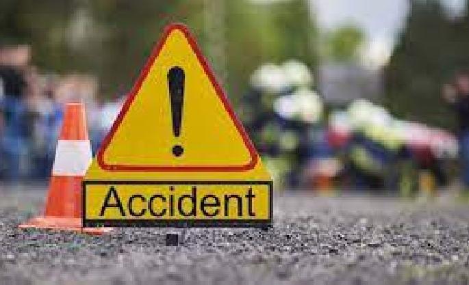 driver killed as the tanker filled with water crashed into the nala | पाणी भरलेला टँकर नाल्यात कोसळला, चालक जागीच ठार driver killed as the tanker filled with water crashed into the nala | पाणी भरलेला टँकर नाल्यात कोसळला, चालक जागीच ठार
