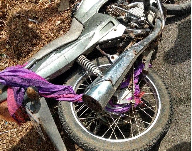 A triple accident on the nose of Banda-Patradevi | कंटेनर न्यूट्रल झाल्याचे बस चालकाच्या लक्षात येताच बस रिव्हर्स ; दुचाकी चालक बचावला A triple accident on the nose of Banda-Patradevi | कंटेनर न्यूट्रल झाल्याचे बस चालकाच्या लक्षात येताच बस रिव्हर्स ; दुचाकी चालक बचावला