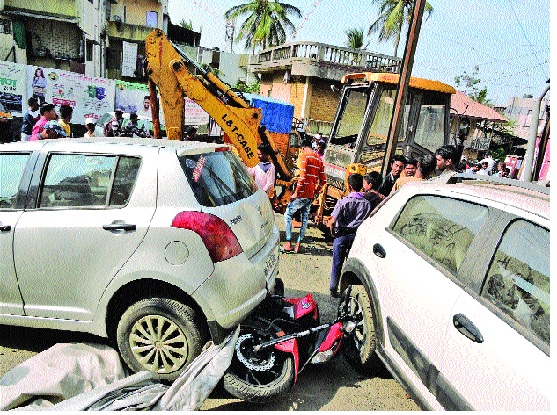 JCB strikes seven vehicles in Satara, breaks - Brake failure - control of driver | साताऱ्यात जेसीबीची सात वाहनांना धडक नऊजण जखमी : ब्रेक निकामी - चालकाचा सुटला ताबा JCB strikes seven vehicles in Satara, breaks - Brake failure - control of driver | साताऱ्यात जेसीबीची सात वाहनांना धडक नऊजण जखमी : ब्रेक निकामी - चालकाचा सुटला ताबा