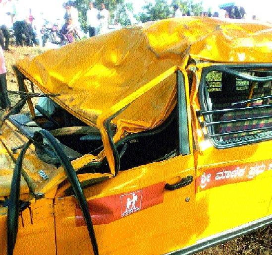 Four killed in school collision with motorcycle and motorcyclist: In the injured, students are included in the injured | अथणीजवळ अपघातात चार ठार शाळेची मोटार-दुचाकीची धडक : जखमींमध्ये विद्यार्थ्यांचा समावेश  Four killed in school collision with motorcycle and motorcyclist: In the injured, students are included in the injured | अथणीजवळ अपघातात चार ठार शाळेची मोटार-दुचाकीची धडक : जखमींमध्ये विद्यार्थ्यांचा समावेश