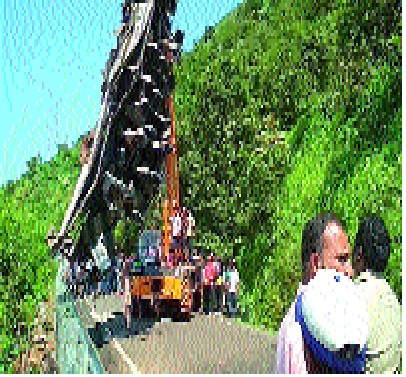 All-weather bus accident memories today | आंबेनळी बस दुर्घटनेच्या आठवणी आजही ताज्याच -: तिथीनुसार एक वर्ष पूर्ण