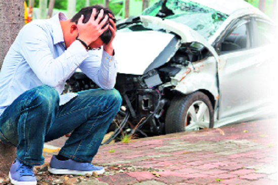Accidentally destroyed by life | एका अपघाताने उधळतो जीवनाचा सारीपाट : अनेकांना कायमचे अपंगत्व; खर्चामुळेही कर्जबाजारीपणा Accidentally destroyed by life | एका अपघाताने उधळतो जीवनाचा सारीपाट : अनेकांना कायमचे अपंगत्व; खर्चामुळेही कर्जबाजारीपणा