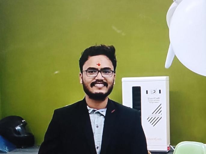 Unknown vehicle collides with car; Mother died on the spot along with doctor son, father serious | अज्ञात वाहनाची कारला धडक; डॉक्टर पुत्रासह आईचा जागीच मृत्यू, वडील गंभीर Unknown vehicle collides with car; Mother died on the spot along with doctor son, father serious | अज्ञात वाहनाची कारला धडक; डॉक्टर पुत्रासह आईचा जागीच मृत्यू, वडील गंभीर