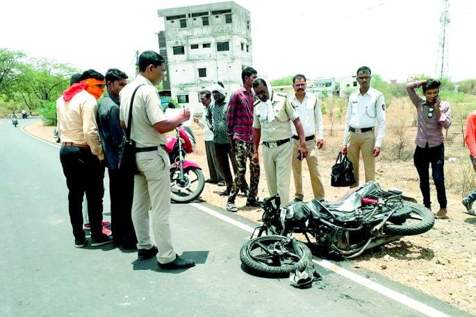 Mother-Son death in a horrific accident: The bike collides with a pick-up vehicle | मायलेकाचा भीषण अपघातात मृत्यू : पिकअप वाहनाची दुचाकीला धडक Mother-Son death in a horrific accident: The bike collides with a pick-up vehicle | मायलेकाचा भीषण अपघातात मृत्यू : पिकअप वाहनाची दुचाकीला धडक