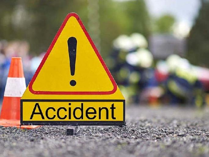 Maruti van collides with truck; Young man killed, one injured in accident | मारुती व्हॅन ट्रकवर आदळली; अपघातात तरुण ठार, एक जखमी Maruti van collides with truck; Young man killed, one injured in accident | मारुती व्हॅन ट्रकवर आदळली; अपघातात तरुण ठार, एक जखमी