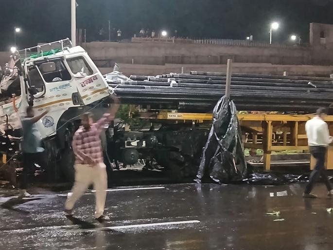 Mumbai - Bangalore Highway Container accident near Bavdhan; Driver dies | Pune Accident : चांदणी चौकात लोखंडी सळ्यांची वाहतूक करणाऱ्या कंटेनरचा अपघात; चालकाचा मृत्यू Mumbai - Bangalore Highway Container accident near Bavdhan; Driver dies | Pune Accident : चांदणी चौकात लोखंडी सळ्यांची वाहतूक करणाऱ्या कंटेनरचा अपघात; चालकाचा मृत्यू