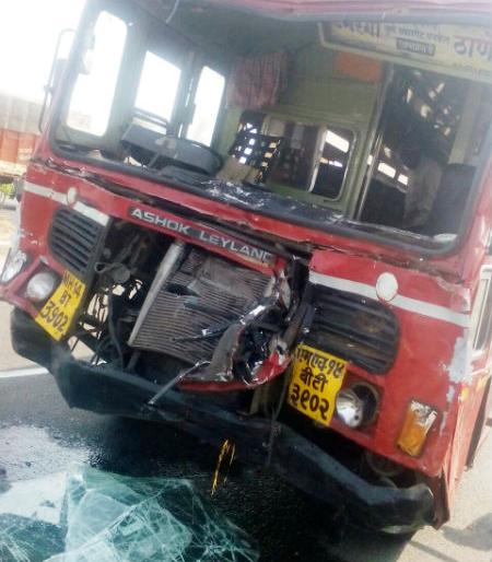 On the Solapur-Pune highway, there was an accident in ST, accident of 25 passengers, saving traffic police! | सोलापूर-पुणे महामार्गावरील वरवडे टोलनाक्याजवळ एसटीचा अपघात, २५ प्रवासी जखमी, वाहतुक पोलीसाला वाचविताना झाला अपघात !