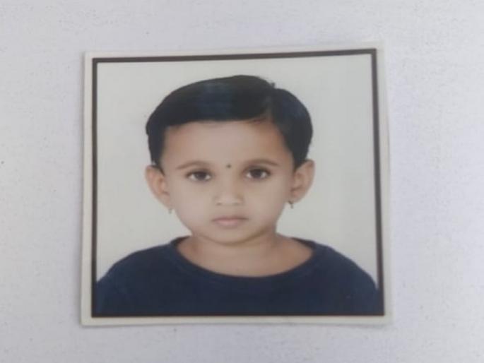 A five-year-old girl was killed in a collision with a speeding bike | भरधाव दुचाकीच्या धडकेत पाच वर्षीय चिमुरडी ठार A five-year-old girl was killed in a collision with a speeding bike | भरधाव दुचाकीच्या धडकेत पाच वर्षीय चिमुरडी ठार