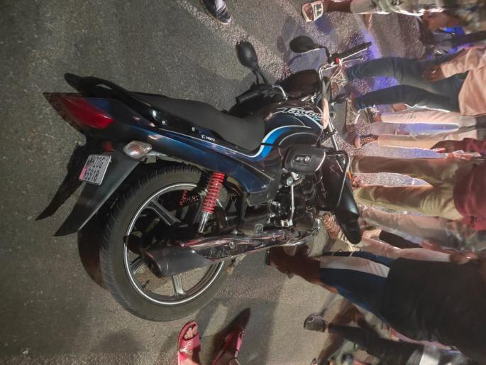 A bike hits the wall of the Town Hall flyover; Two died in a terrible accident | टाउन हॉल उड्डाणपुलावर कठड्याला दुचाकी धडकली; भीषण अपघातात दोघांचा मृत्यू A bike hits the wall of the Town Hall flyover; Two died in a terrible accident | टाउन हॉल उड्डाणपुलावर कठड्याला दुचाकी धडकली; भीषण अपघातात दोघांचा मृत्यू