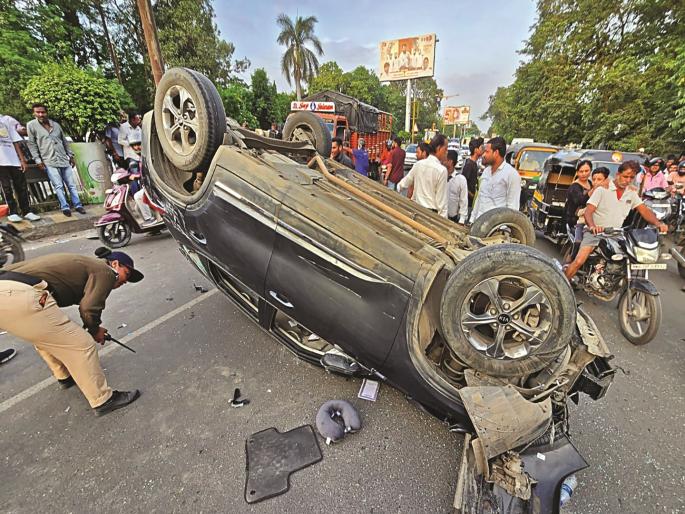Speeding on Jalna Road: Car flies into the air after losing control after hitting a bike | जालना रोडवर वेगाचा थरार; दुचाकीला धडकेनंतर नियंत्रण सुटताच कार उडाली हवेत Speeding on Jalna Road: Car flies into the air after losing control after hitting a bike | जालना रोडवर वेगाचा थरार; दुचाकीला धडकेनंतर नियंत्रण सुटताच कार उडाली हवेत