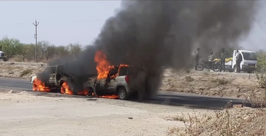 Towing vehicle hit motarcycle; Two killed, car, motorcycle burned | टोईंग वाहनाची दूचाकीस धडक; दोन ठार, कार, मोटारसायकल जळून खाक 