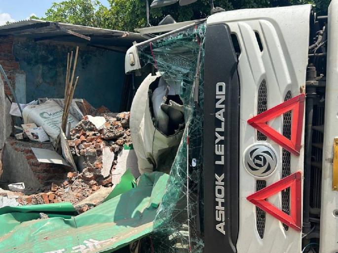 Big news Cement bulker major accident near Solapur School children rescue operation going on | मोठी बातमी: सिमेंटच्या बल्करचा सोलापूरजवळ मोठा अपघात; शाळकरी मुलं चेंगरली... Big news Cement bulker major accident near Solapur School children rescue operation going on | मोठी बातमी: सिमेंटच्या बल्करचा सोलापूरजवळ मोठा अपघात; शाळकरी मुलं चेंगरली...