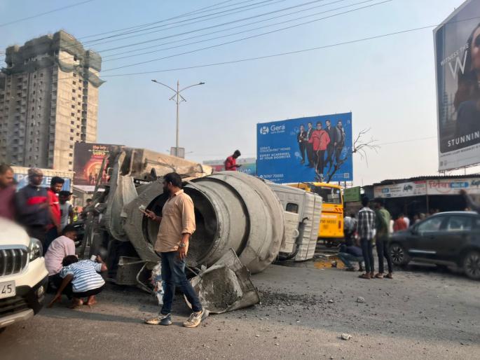 Readymix dumper overturns in Hinjewadi; two young women die on the spot | हिंजवडीत रेडिमीक्स डंपर पलटी; दोन तरुणींचा जागीच मृत्यू Readymix dumper overturns in Hinjewadi; two young women die on the spot | हिंजवडीत रेडिमीक्स डंपर पलटी; दोन तरुणींचा जागीच मृत्यू