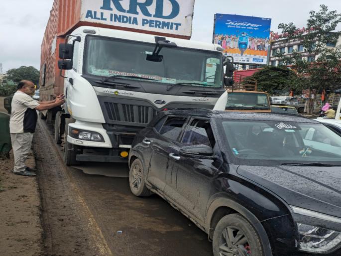 pune news series of accidents on Pune-Nashik highway continues unabated Container hits car while taking shortcut | पुणे-नाशिक महामार्गावर अपघातांची मालिका थांबता थांबेना;शॉर्टकटच्या नादात कंटनेरची कारला धडक pune news series of accidents on Pune-Nashik highway continues unabated Container hits car while taking shortcut | पुणे-नाशिक महामार्गावर अपघातांची मालिका थांबता थांबेना;शॉर्टकटच्या नादात कंटनेरची कारला धडक
