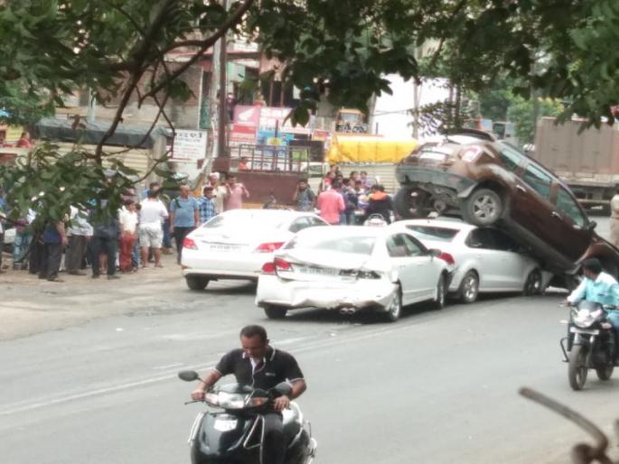 Vehicle damage in accident at the Khadi Machine Chowk | खडी मशीन चौकात विचित्र अपघातात वाहनाचे नुकसान  Vehicle damage in accident at the Khadi Machine Chowk | खडी मशीन चौकात विचित्र अपघातात वाहनाचे नुकसान