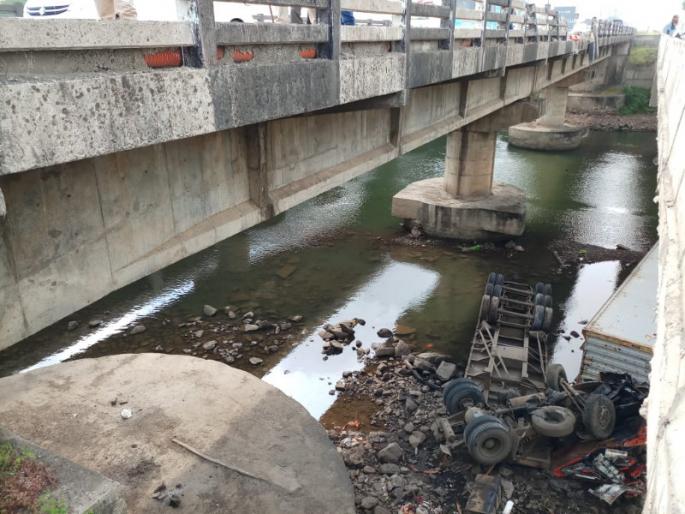 container collapsed in river On the Bangalore Highway | बंगळूरू -मुंबई महामार्गावर रावेतला कंटेनर नदीत कोसळला container collapsed in river On the Bangalore Highway | बंगळूरू -मुंबई महामार्गावर रावेतला कंटेनर नदीत कोसळला