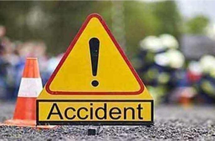 Accident on Akkalkot Road while returning from Devdarshan; One killed, 21 seriously injured | देवदर्शन करून परतताना अक्कलकोटजवळ अपघात; एक ठार, २१ जण गंभीर जखमी