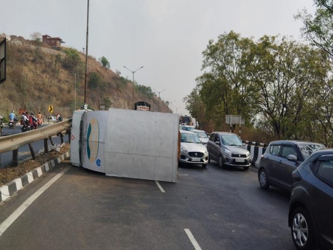 Tempo accident near Jambhulwadi Dari Bridge No one was injured | मुंबई बंगळूर हायवेवरून जाणाऱ्या टेम्पोचा अपघात; कोणीही जखमी नाही Tempo accident near Jambhulwadi Dari Bridge No one was injured | मुंबई बंगळूर हायवेवरून जाणाऱ्या टेम्पोचा अपघात; कोणीही जखमी नाही