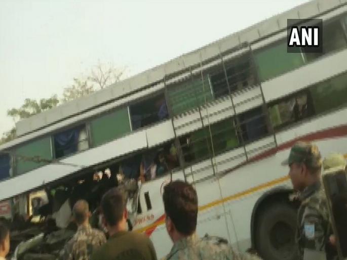11 dead and 25 injured after brake of a bus failed on National Highway 2 in Danuwa Ghati | झारखंडमध्ये भीषण अपघात, 11 जणांचा मृत्यू, 25 जण जखमी 11 dead and 25 injured after brake of a bus failed on National Highway 2 in Danuwa Ghati | झारखंडमध्ये भीषण अपघात, 11 जणांचा मृत्यू, 25 जण जखमी