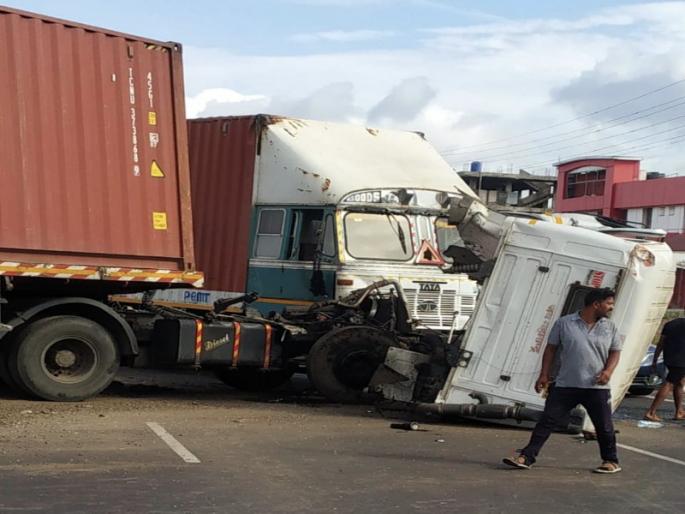 Four vehicles freak accident on Pune Satara highway Two dead eight injured | पुणे सातारा महामार्गावर चार वाहनांचा विचित्र अपघात; दोघांचा मृत्यू, आठ जण जखमी Four vehicles freak accident on Pune Satara highway Two dead eight injured | पुणे सातारा महामार्गावर चार वाहनांचा विचित्र अपघात; दोघांचा मृत्यू, आठ जण जखमी