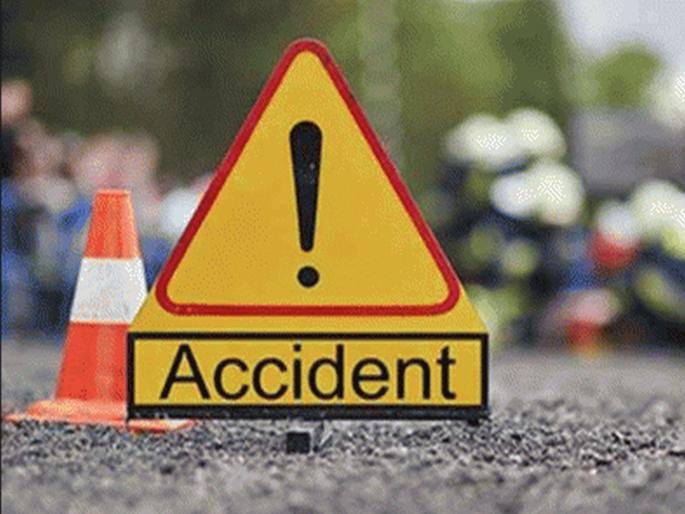 Police beat the woman on a bike, she lost her balance and fell under a dumper, she died on the spot | पोलिसांनी काठी मारली, दुचाकीवरील महिला तोल जावून डंपरखाली सापडली, जागीच मृत्यू   