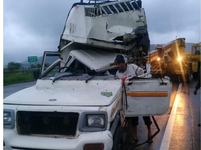 accident on mumbai- pune expressway ; one dead | मुंबई - पुणे एक्सप्रेसवेवर अपघात ; एकाचा मृत्यू तर 16 मेंढ्यांचा दुर्देवी अंत accident on mumbai- pune expressway ; one dead | मुंबई - पुणे एक्सप्रेसवेवर अपघात ; एकाचा मृत्यू तर 16 मेंढ्यांचा दुर्देवी अंत