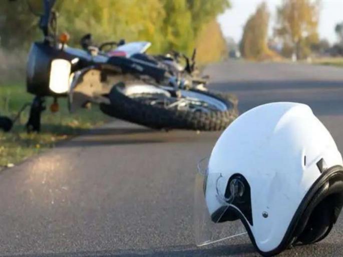 Accidents due to loss of control of two wheeler One killed the village the other seriously injured | दुचाकीवरील नियंत्रण सुटल्याने अपघात; एकाने गमावला जीव, दुसरा गंभीर जखमी Accidents due to loss of control of two wheeler One killed the village the other seriously injured | दुचाकीवरील नियंत्रण सुटल्याने अपघात; एकाने गमावला जीव, दुसरा गंभीर जखमी