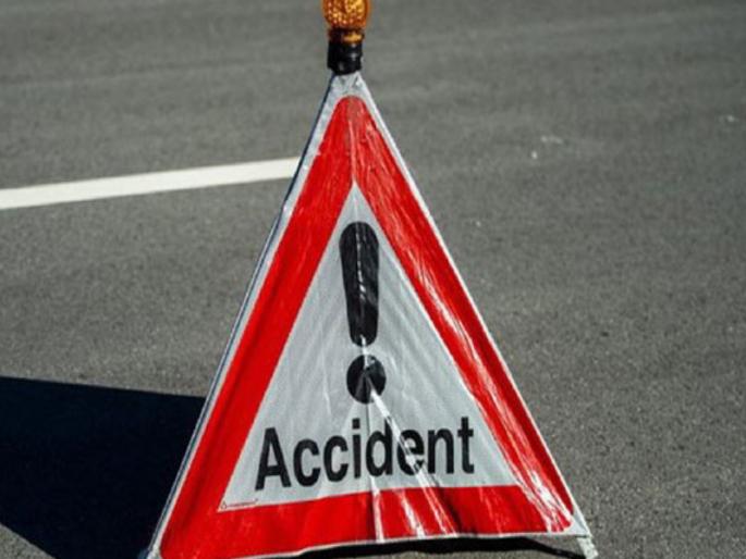 Biker dies in collision with vehicle Both injured | वाहनाच्या धडकेत दुचाकीस्वाराचा मृत्यू; दोघे जखमी Biker dies in collision with vehicle Both injured | वाहनाच्या धडकेत दुचाकीस्वाराचा मृत्यू; दोघे जखमी