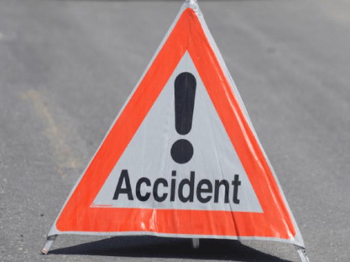 After leaving the company he was hit by a truck while going home on a bike Young woman dies, young man seriously injured | कंपनीतून सुटल्यावर दुचाकीवरून घरी जाताना ट्रकची जोरदार धडक; तरुणीचा मृत्यू, तरुण गंभीर जखमी