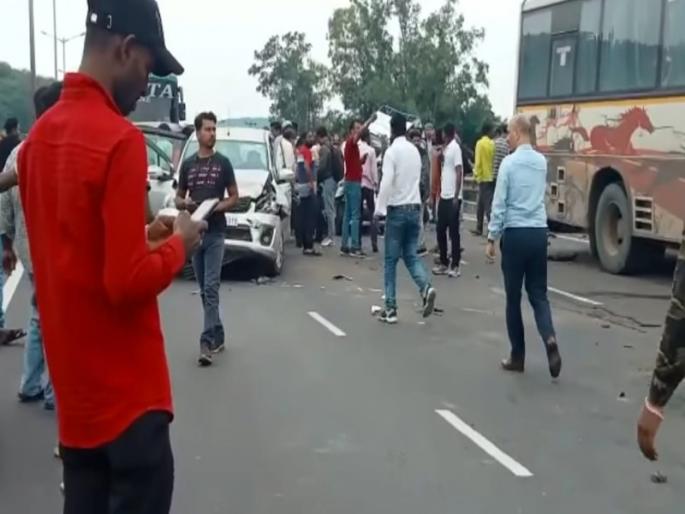 Fatal accident on Mumbai Bangalore highway Nine vehicles damaged 4 seriously injured | मुंबई- बेंगलोर महामार्गावर भीषण अपघात; नऊ वाहनांचे नुकसान, ४ जण गंभीर जखमी Fatal accident on Mumbai Bangalore highway Nine vehicles damaged 4 seriously injured | मुंबई- बेंगलोर महामार्गावर भीषण अपघात; नऊ वाहनांचे नुकसान, ४ जण गंभीर जखमी