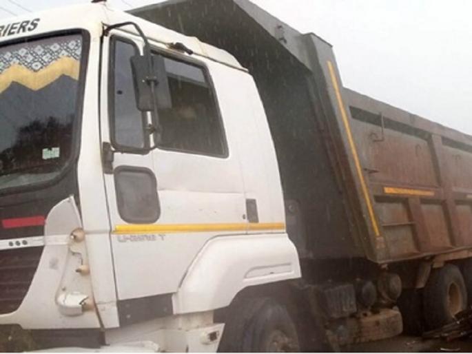 'The time had come but ...!' Hayva truck hits seven vehicles; The driver who went to eat survived briefly | 'काळ आला होता पण...!' भरधाव हायवाची सात वाहनांना धडक; जेवायला गेलेले वाहनचालक थोडक्यात बचावले