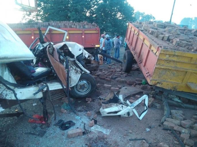 five devotees dead in accident after tempo rams into tractor trolly | पंढरपूरला निघालेल्या टेम्पोचा अपघात; 5 वारकऱ्यांचा मृत्यू five devotees dead in accident after tempo rams into tractor trolly | पंढरपूरला निघालेल्या टेम्पोचा अपघात; 5 वारकऱ्यांचा मृत्यू