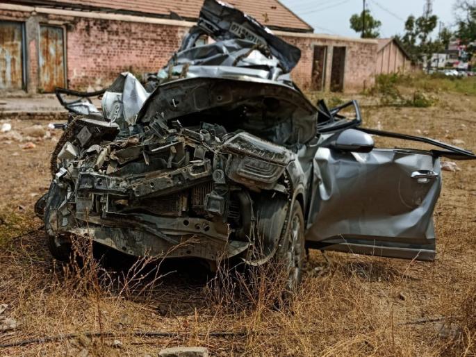 Husband and wife die in bizarre accident of 3 vehicles coming to Pune from Akkalkot Devdarshan | अक्कलकोट देवदर्शनावरून पुण्याला येताना ३ वाहनांच्या विचित्र अपघातात पती-पत्नीचा दुर्दैवी मृत्यू