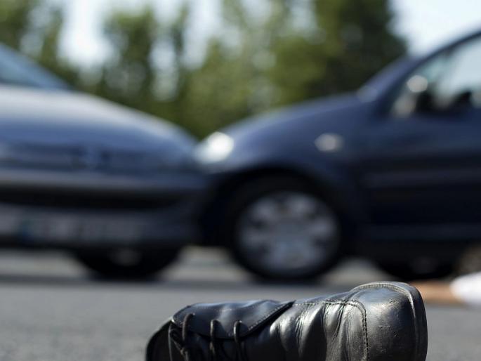 Father searches for car that hit boy for 8 years, police file closed, evidence found and... | मुलाला ठोकरणाऱ्या कारचा ८ वर्षे शोध घेत होते वडील, पोलिसांकडून फाईल बंद, एक पुरावा सापडला आणि... Father searches for car that hit boy for 8 years, police file closed, evidence found and... | मुलाला ठोकरणाऱ्या कारचा ८ वर्षे शोध घेत होते वडील, पोलिसांकडून फाईल बंद, एक पुरावा सापडला आणि...