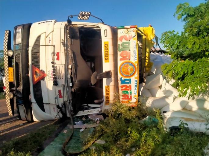 Accident: Heavy vehicle overturned on Latur-Barshi road! Damage to trucks, increase in accidents | Accident: लातूर-बार्शी मार्गावर अवजड वाहन उलटले! ट्रकचे नुकसान, अपघाताच्या घटनात वाढ Accident: Heavy vehicle overturned on Latur-Barshi road! Damage to trucks, increase in accidents | Accident: लातूर-बार्शी मार्गावर अवजड वाहन उलटले! ट्रकचे नुकसान, अपघाताच्या घटनात वाढ