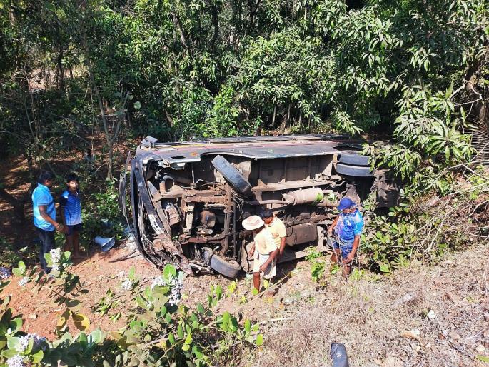 Accident: An accident to a police vehicle going to Barsut Endowment | Ratnagiri: बारसूत बंदोबस्ताला जाणाऱ्या पोलिस वाहनाला अपघात Accident: An accident to a police vehicle going to Barsut Endowment | Ratnagiri: बारसूत बंदोबस्ताला जाणाऱ्या पोलिस वाहनाला अपघात