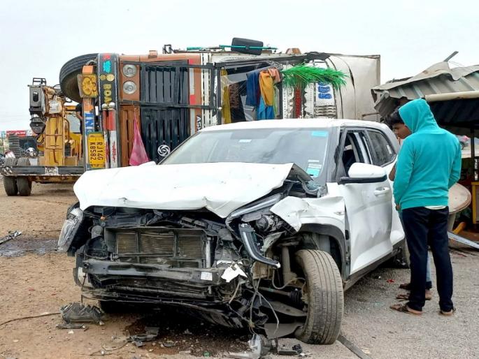 accident of a car going to Jejuri the truck hit the car hard in supe | Accident: जेजुरीला देवदर्शनासाठी निघालेल्या चारचाकीचा अपघात; ट्रकची कारला जोरदार धडक accident of a car going to Jejuri the truck hit the car hard in supe | Accident: जेजुरीला देवदर्शनासाठी निघालेल्या चारचाकीचा अपघात; ट्रकची कारला जोरदार धडक