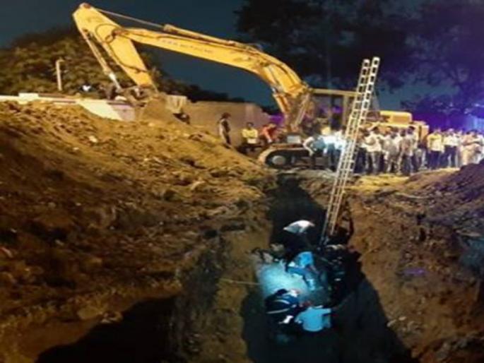 small work are done by fire brigade man | जीवरक्षकांकडून केली जातात किरकोळ कामे small work are done by fire brigade man | जीवरक्षकांकडून केली जातात किरकोळ कामे