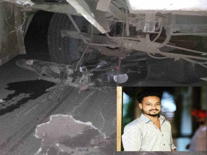 Bike rider dies in collision with ST on Nagar-Kalyan highway | नगर - कल्याण महामार्गावर एसटीच्या धडकेत दुचाकीस्वाराचा मृत्यू Bike rider dies in collision with ST on Nagar-Kalyan highway | नगर - कल्याण महामार्गावर एसटीच्या धडकेत दुचाकीस्वाराचा मृत्यू