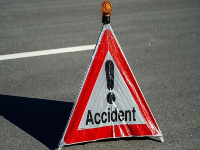 Bike rider dies after hitting divider One seriously injured | दुभाजकाला धडकून दुचाकीस्वाराचा मृत्यू; एकजण गंभीर जखमी Bike rider dies after hitting divider One seriously injured | दुभाजकाला धडकून दुचाकीस्वाराचा मृत्यू; एकजण गंभीर जखमी