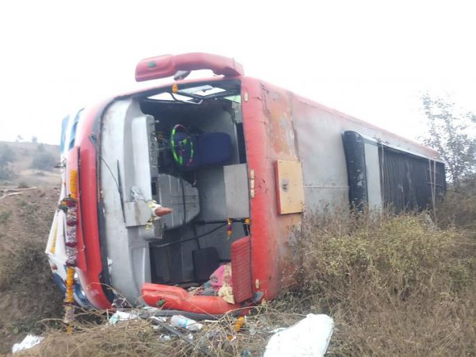 1 dead and 21 injured in accident near palod in aurangabad | पालोदजवळ खासगी बस उलटली; एकाचा मृत्यू, 21 जण जखमी 1 dead and 21 injured in accident near palod in aurangabad | पालोदजवळ खासगी बस उलटली; एकाचा मृत्यू, 21 जण जखमी