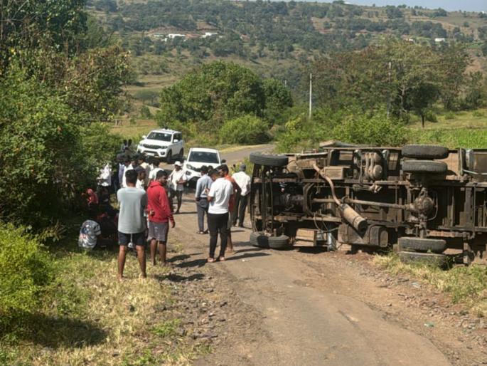Driver loses control while going down a steep slope vehicle overturns, 8 injured, incident in Khed taluka | तीव्र उतारावरून जाताना चालकाचा ताबा सुटला; वाहन पलटी होऊन ८ जण जखमी, खेड तालुक्यातील घटना