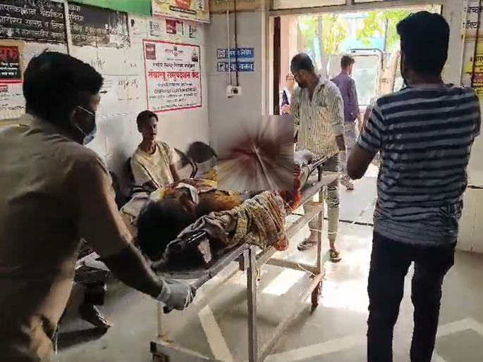 Woman loses both legs in Ulhasnagar train accident ambulance arrives after an hour | उल्हासनगर रेल्वे अपघातात महिलेने दोन्ही पाय गमावले, एक तासाने आली रुग्णवाहिका Woman loses both legs in Ulhasnagar train accident ambulance arrives after an hour | उल्हासनगर रेल्वे अपघातात महिलेने दोन्ही पाय गमावले, एक तासाने आली रुग्णवाहिका
