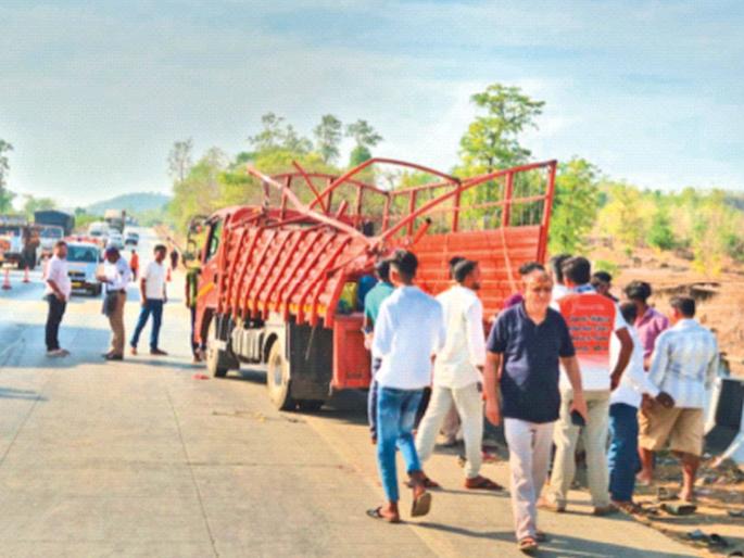 60 people were sitting in a truck to go to the engagement; 13 died when the truck hit the container | साखरपुड्याला जाण्यासाठी ट्रकमध्ये बसले ६० जण; कंटेनरची धडक, १३ ठार 60 people were sitting in a truck to go to the engagement; 13 died when the truck hit the container | साखरपुड्याला जाण्यासाठी ट्रकमध्ये बसले ६० जण; कंटेनरची धडक, १३ ठार